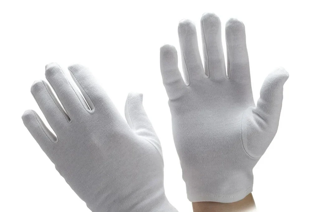 در صورتیکه دستتان طولانی مدت در معرض آفتاب است
از دستکش استفاده نمایید