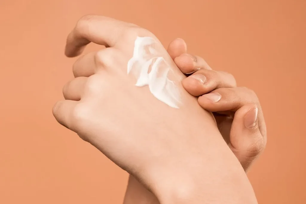 استفاده منظم از کزم روشن کننده می‌تواند به تدریج لک‌های پیری را کم‌رنگ‌تر کند.