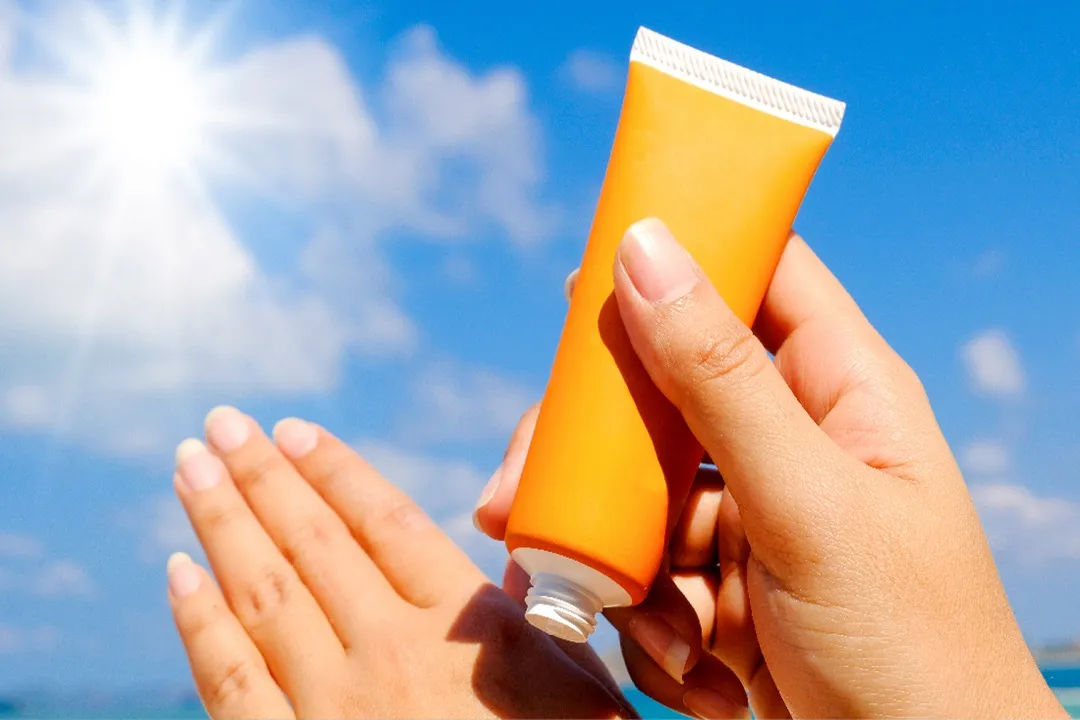 تمام قسمتهای پوست خود را که در معرض نور خورشید هستند با کرم ضد آفتاب محافظت کنید.