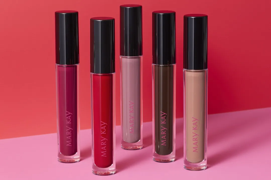 رژ لبهای مایع مات پس از زدن بر روی لب خشک میشوند و حالت مات پیدا میکنند.