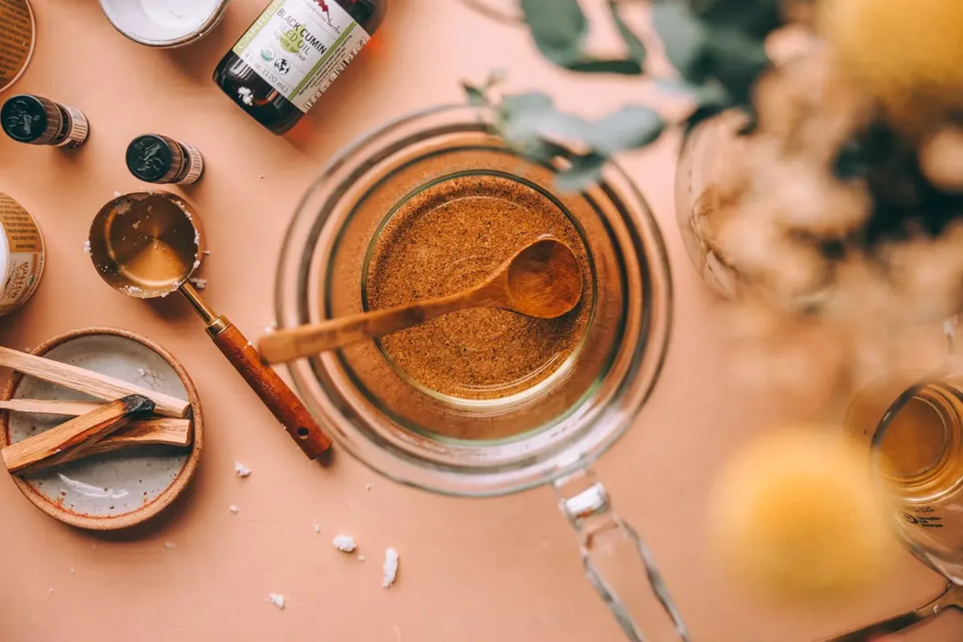 بسیاری از ماسک‌های مو می‌توانند در خانه با استفاده از مواد طبیعی تهیه شوند