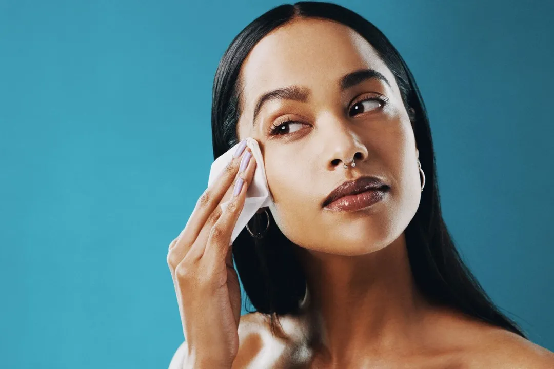 دستمالها یا پدهای پاککننده آرایش برای استفاده سریع و راحت مناسب هستند