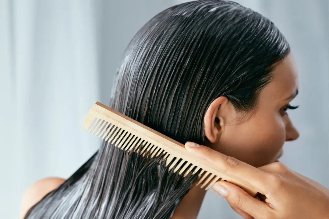 ماسک را باید به طور مساوی بر روی موها پخش کرد