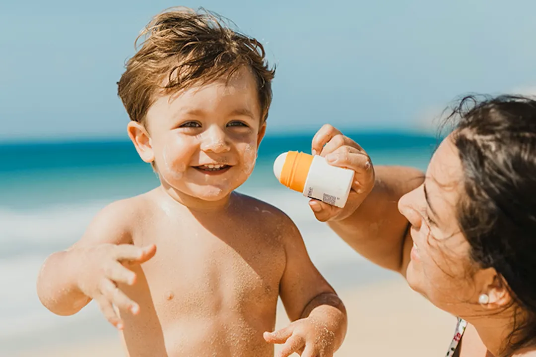 کرمهای ضد آفتاب مخصوص کودکان فرمولاسیون متفاوتی با ضد آفتابهای بزرگسالان دارند.