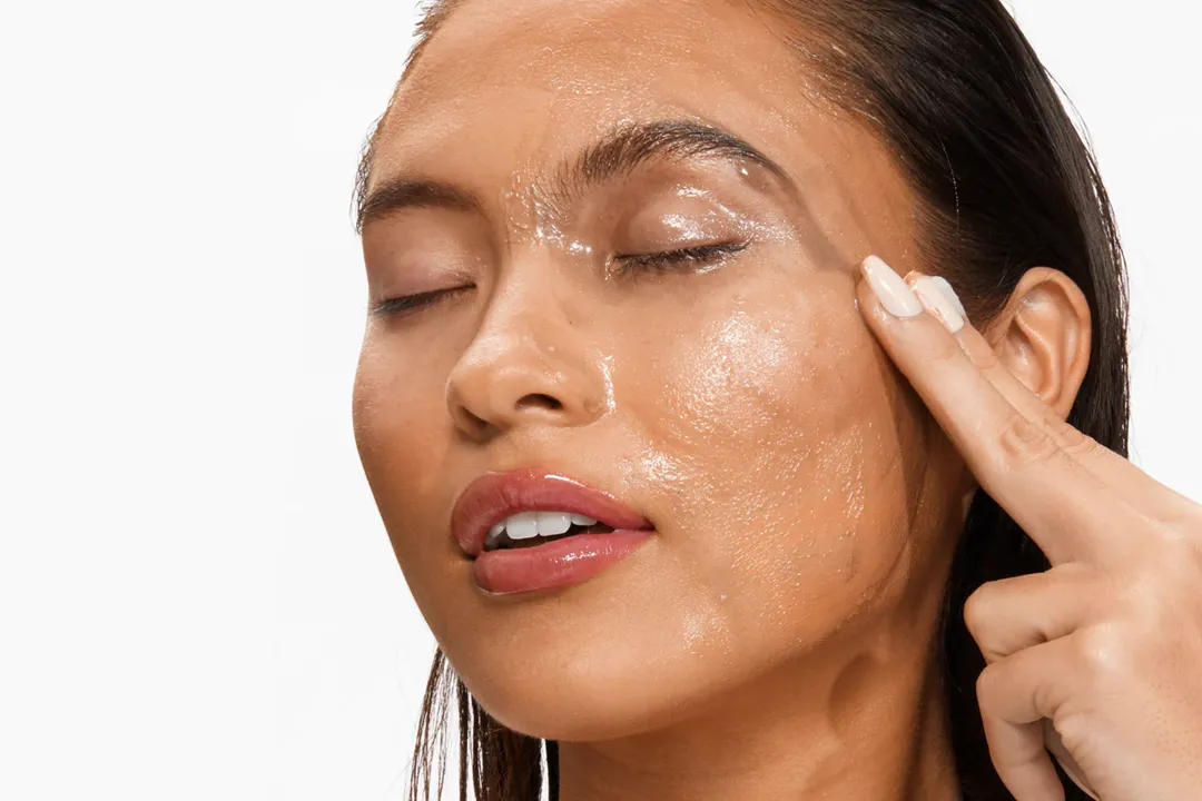 اگر از آرایش ضد آب استفاده میکنید، به دنبال پاککنندههایی باشید که قدرت پاککنندگی بالایی دارند.