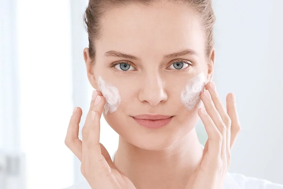 کرمهای آبرسان را باید به صورت نازک و یکنواخت بر روی پوست تمیز مالید.