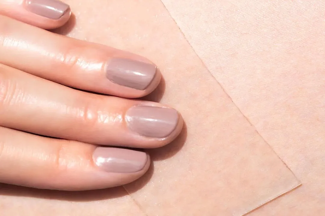 استفاده از ژل یا پانسمان‌های سیلیکونی پس از جراحی یا ایجاد زخم می‌تواند به کاهش خطر بروز کلوئید کمک کند.