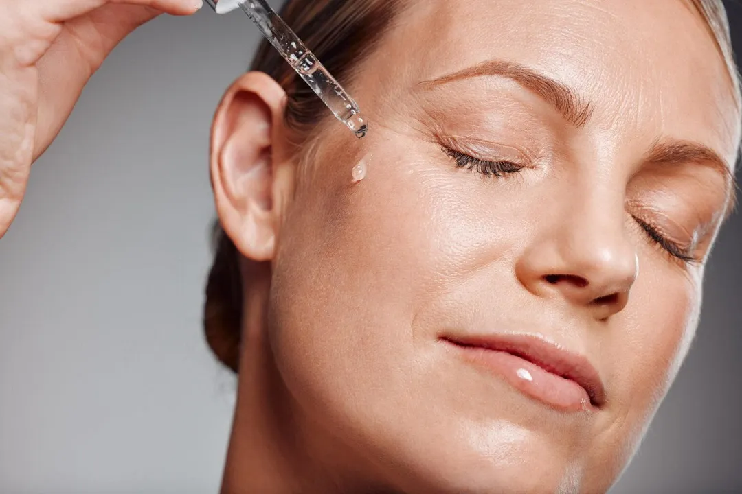 هیالورونیک اسید (Hyaluronic Acid)، روغنهای مغذی و ویتامینها به آبرسانی و تغذیه پوست کمک فراوانی میکنند.