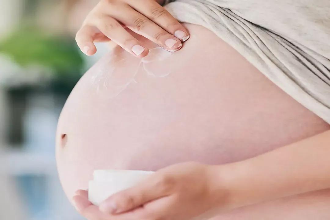 کرم‌ها و ژل‌های حاوی مواد مرطوب‌کننده و آبرسان مانند رتینول، هیالورونیک اسید و ویتامین C می‌توانند به بهبود ظاهر ترک‌های بدن کمک کنند.