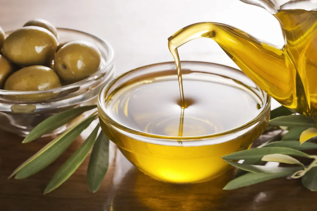 روغن زیتون با خفه کردن شپشها، میتواند به کاهش تعداد آنها کمک کند.