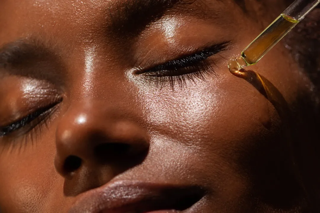 چند قطره از سرم را روی نوک انگشتان خود بریزید و به آرامی روی نواحی دارای چروک عمیق بمالید.