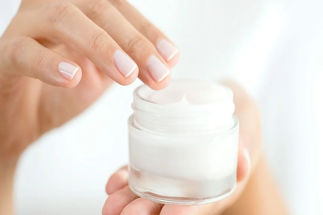 استفاده از کرم‌های دست غنی از مواد مغذی و مرطوب‌کننده، می‌تواند از ترک‌خوردگی و زبری پوست جلوگیری کند.