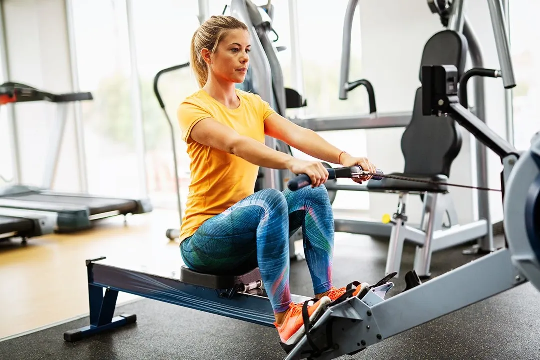 ورزش منظم به کنترل وزن و کاهش نوسانات شدید وزنی کمک می‌کند و به این ترتیب، خطر ایجاد ترک‌های بدن کاهش می‌یابد.