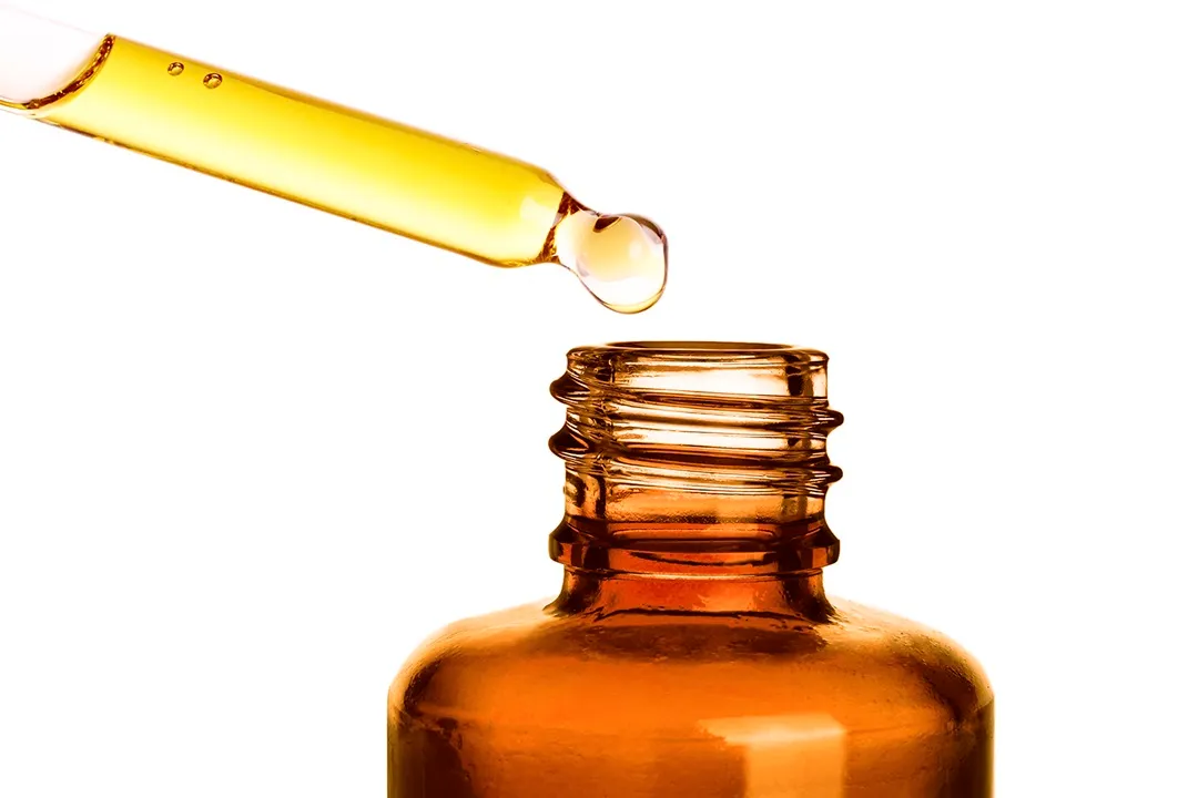 از محصولات حاوی مواد شیمیایی مضر مانند پارابن یا عطرهای مصنوعی اجتناب کنید.