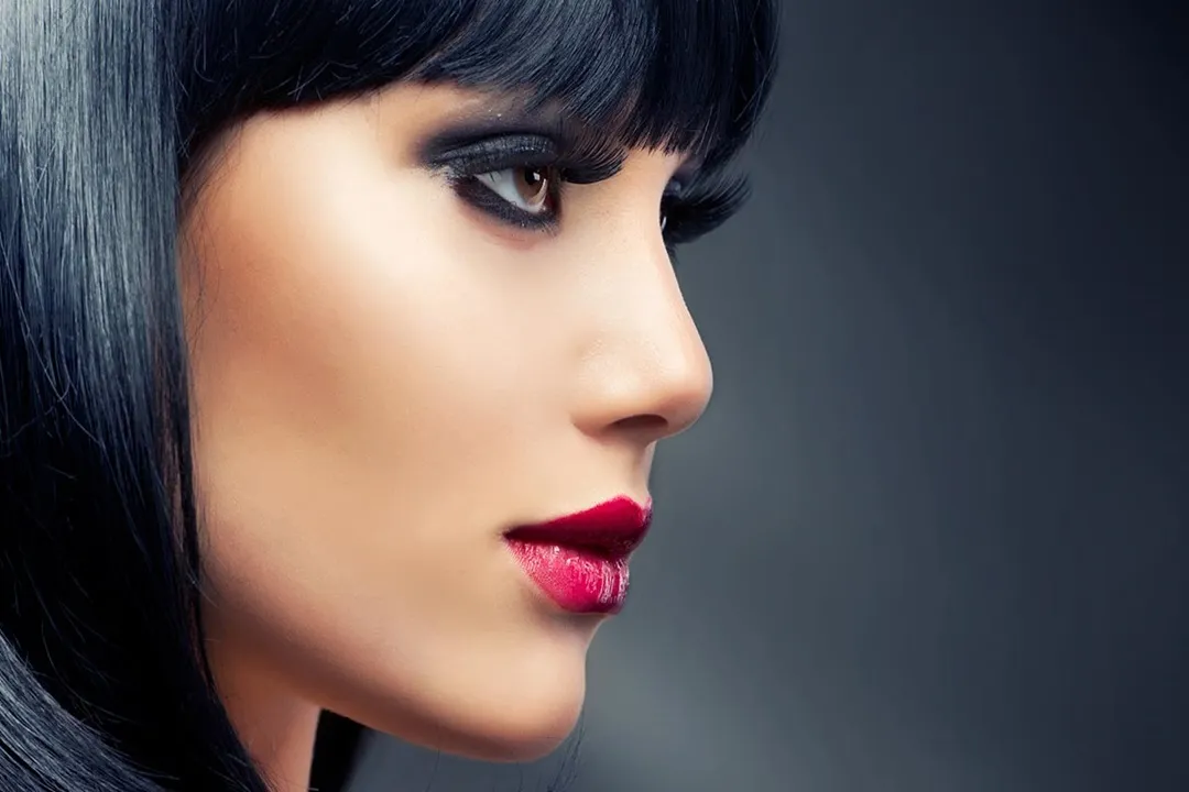 فیکساتورها برای تثبیت و ماندگاری آرایش در انتهای کار استفاده میشوند و میتوانند به صورت اسپری یا پودر باشند.