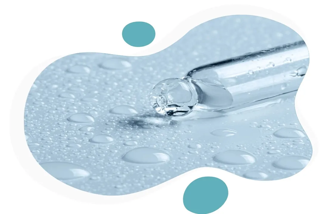 نیاسینامید به کاهش چربی پوست، کاهش قرمزی و بهبود بافت پوست کمک می‌کند.