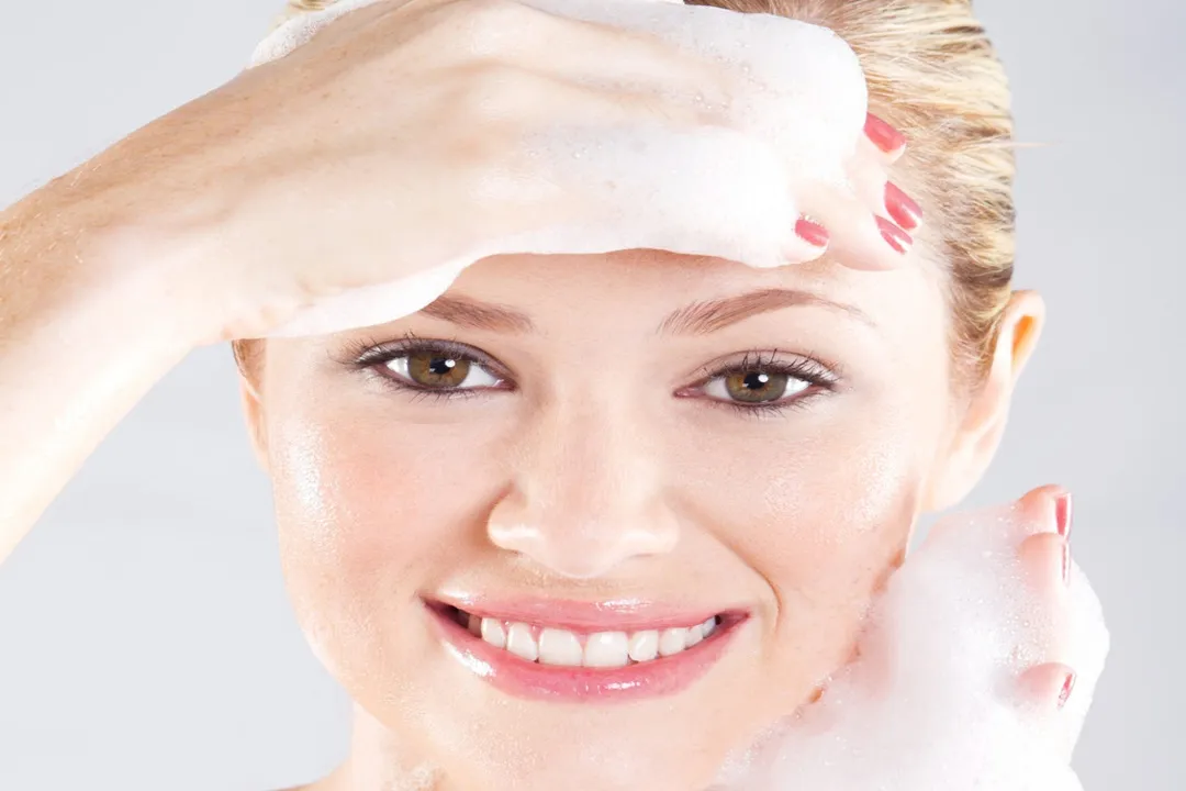 مقدار مناسبی از فوم شستشو را به دست‌ها بزنید و به آرامی روی صورت ماساژ دهید.