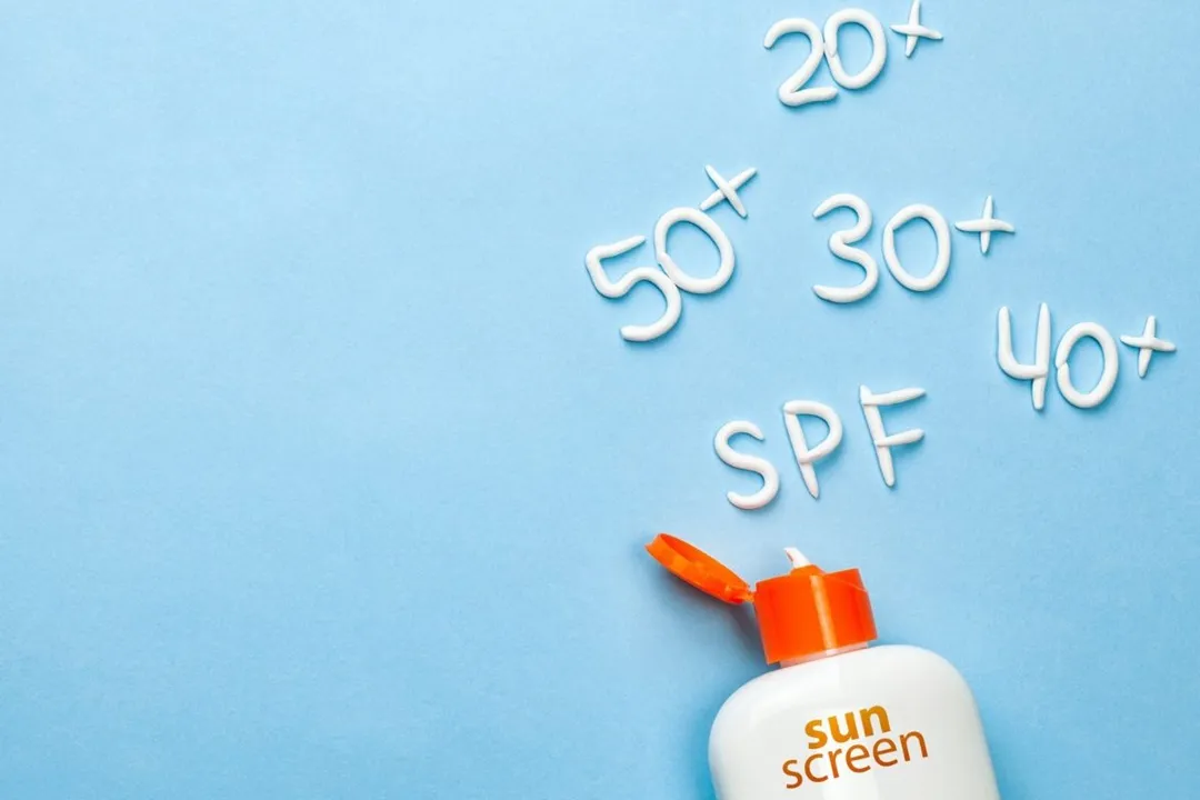 رای پوستهای مستعد جوش، استفاده از ضد آفتابی با SPF 30 تا 50 توصیه میشود.