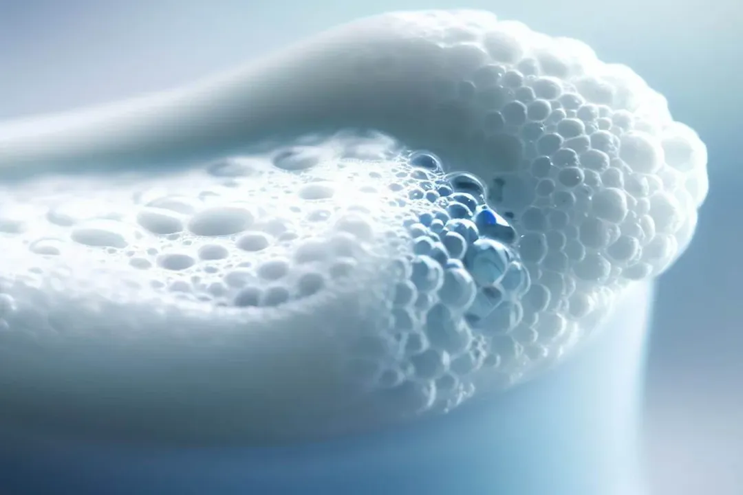 فوم شستشو با ترکیب قدرت پاک‌کنندگی و ملایمت، بهترین انتخاب برای پوست چرب و جوش‌دار است.