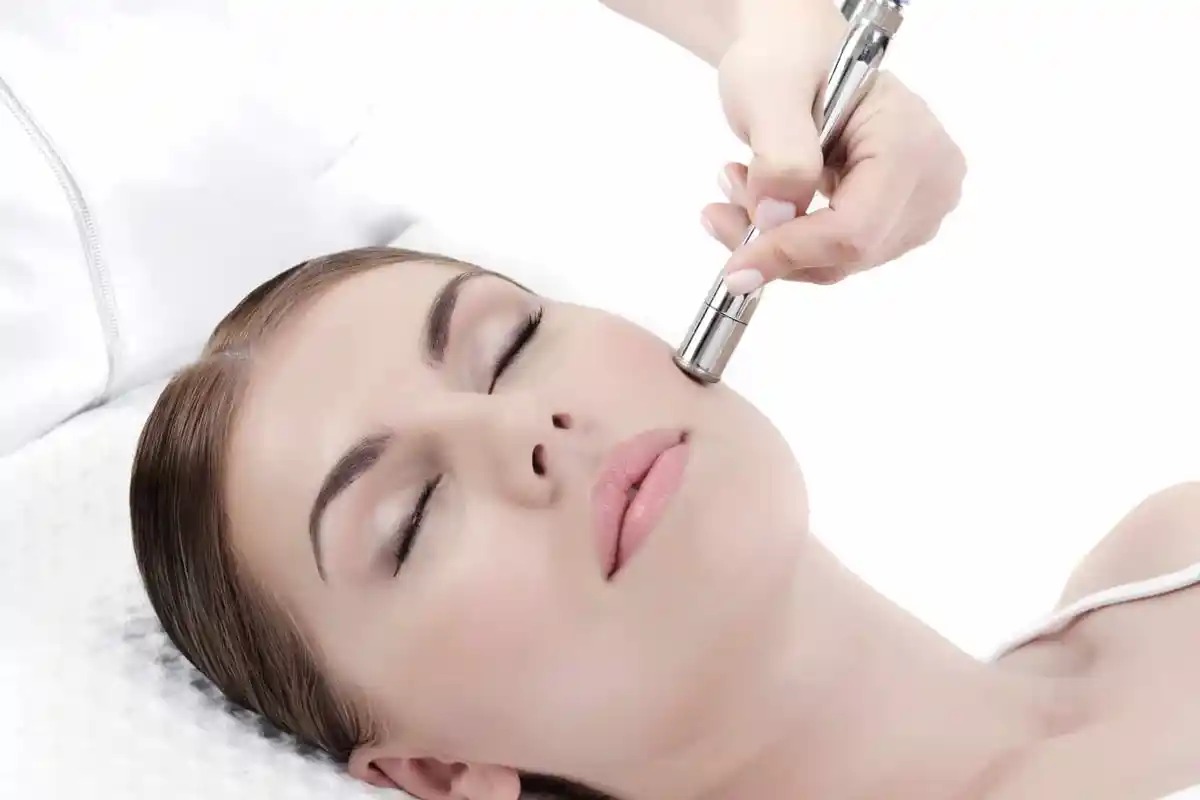 در میکرودرم ابریژن، با استفاده از ذرات ریز کریستالی، لایهای از سلولهای مرده پوست برداشته میشود و پوست تازه و شادابتر نمایان میشود.