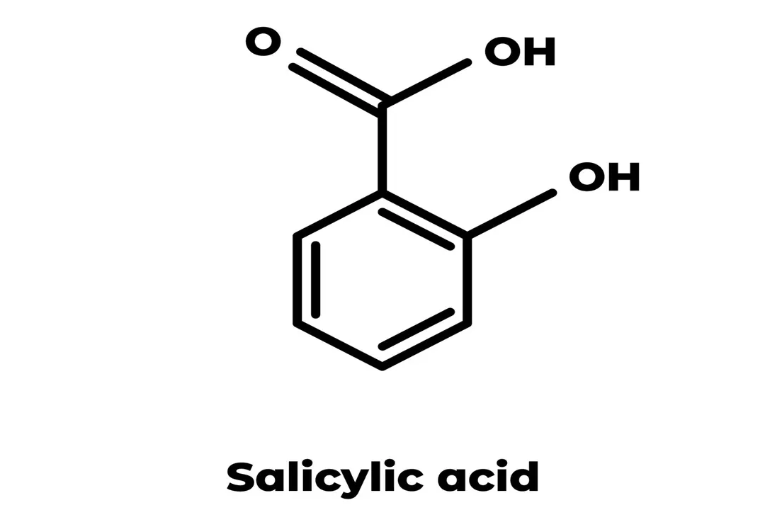 فوم‌های شستشو معمولاً حاوی ترکیباتی مانند سالیسیلیک اسید یا زینک هستند