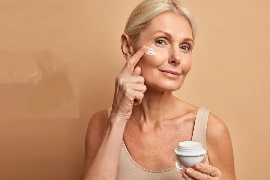 همیشه روی پوست کمی مرطوب استفاده شود تا HA رطوبت را به داخل پوست جذب کند.