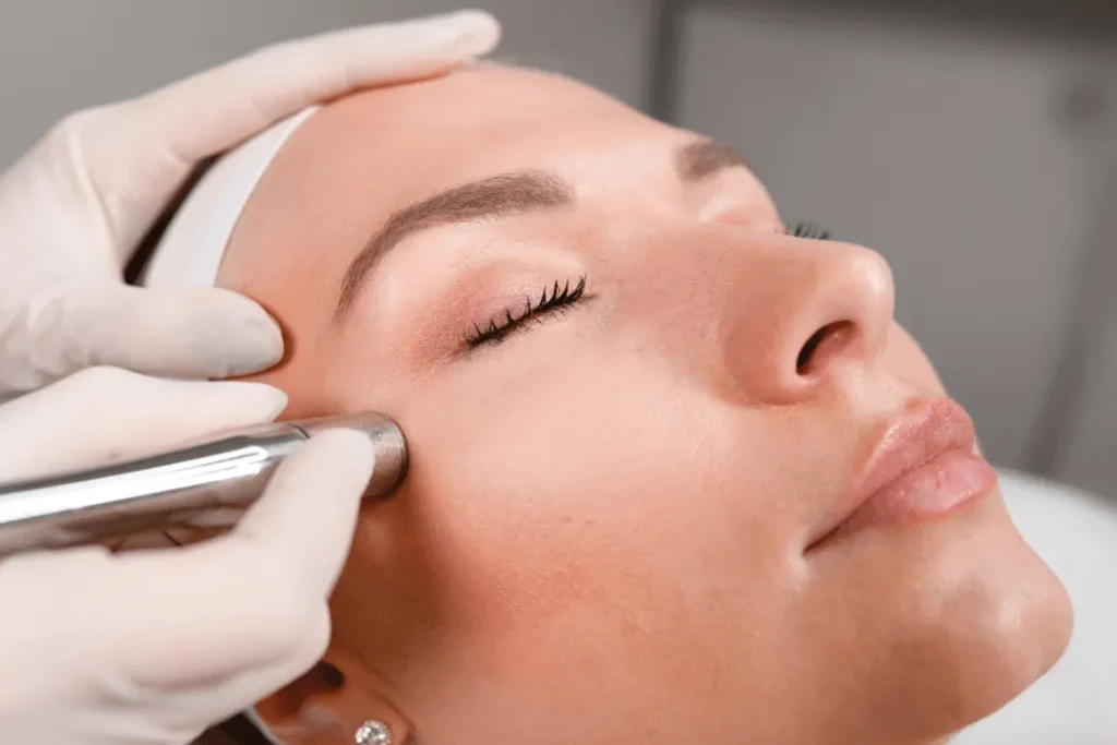 میکرودرم ابریژن چیست و چگونه پوست را پاکسازی و جوان می‌کند؟