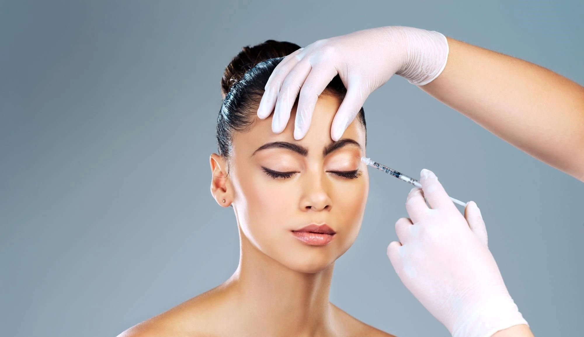 بوتاکس با شل کردن موقت عضلات اطراف چشم مانع تشکیل چروک دور چشم میشود