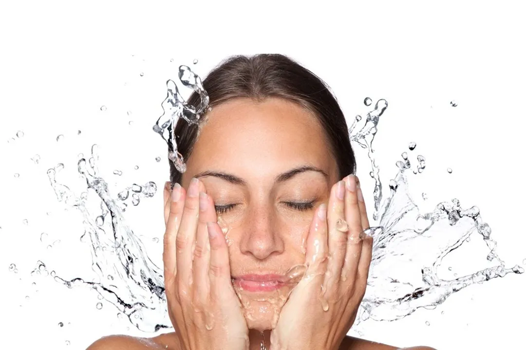 ژل شستشوی صورت مناسب پوست چرب معمولا سبک تر است