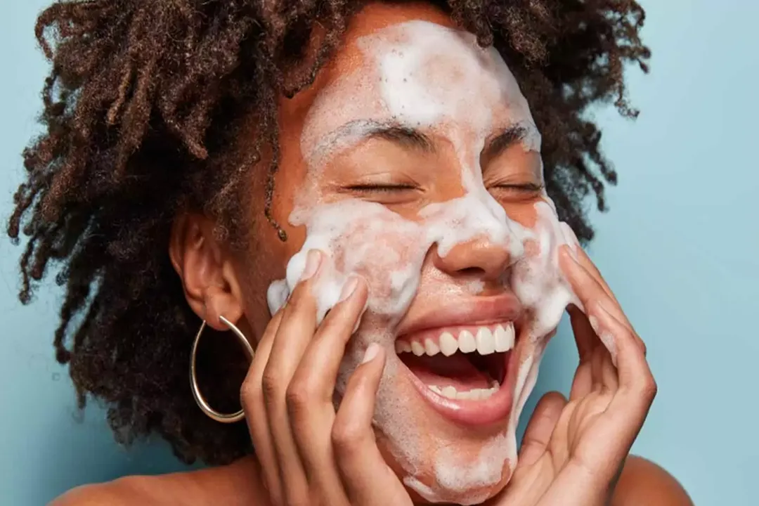 ماساژ ژل روی صورت برای حدود نیم دقیقه تا یک دقیقه کافی است